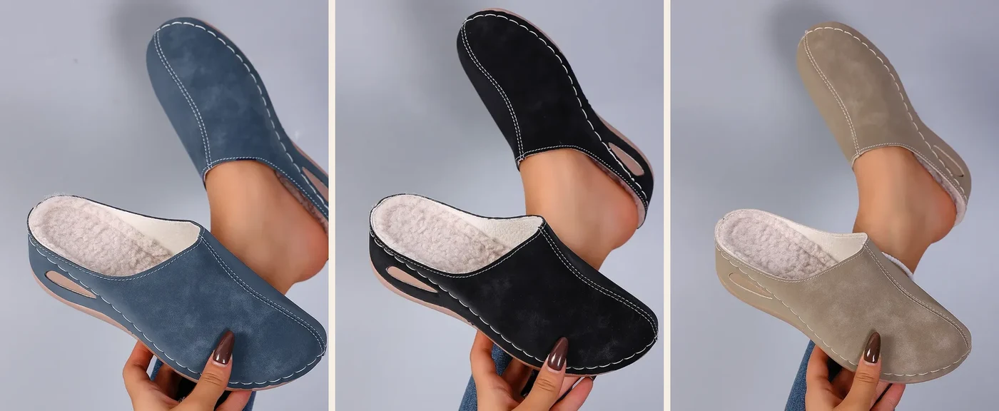 Le pantofole nei tre colori, blu, nero e tortora, tenute in mano